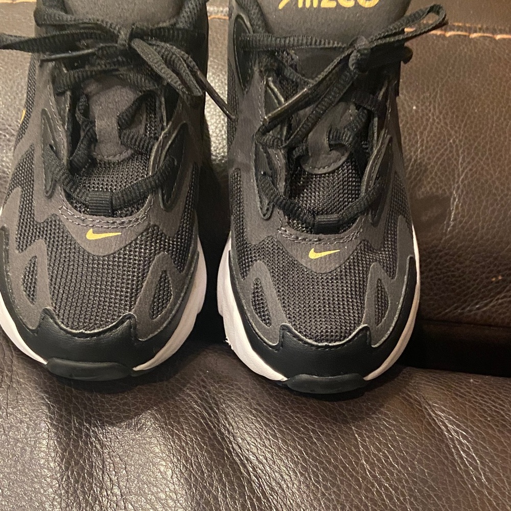 Nike Black and Gold KIDS Air Max 200
Sneakers SIZE 12c - Picture 8 of 13
